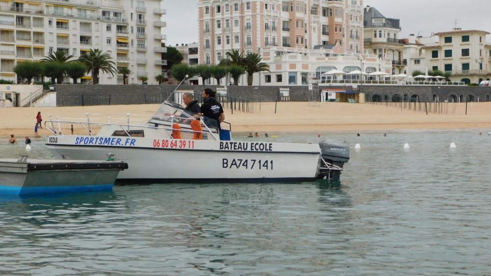 Passage du permis bateau à Saint Jean de Luz, appontage avec le bateau de formation